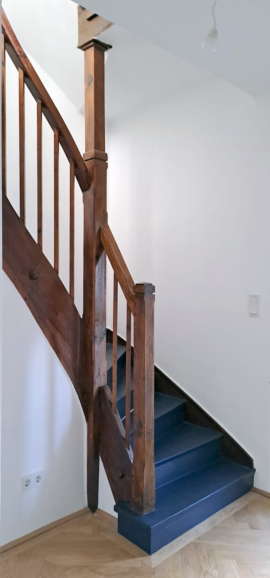 Umbau Siedlungshaus Meidling, historische Treppe, Treppenaufgang EG